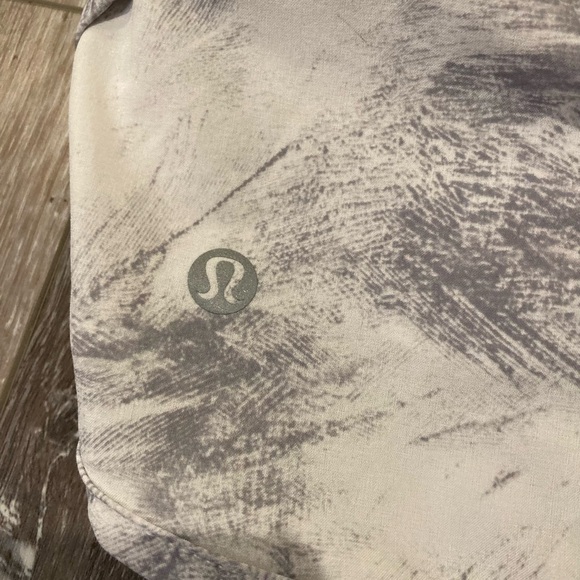 Lululemon shorts size 8. NWOT - Picture 3 of 5